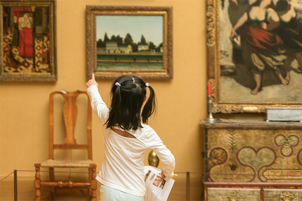 Child pointing at art at the Barnes